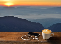 Poranek w górach z kawą i telefonem