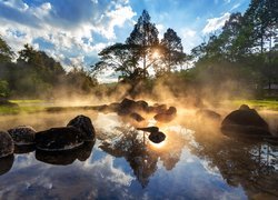 Park Narodowy Chae Son, Drzewa, Jezioro, Kamienie, Wschód słońca, Mgła, Chmury, Prowincja Lampang, Tajlandia