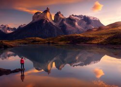 Park Narodowy Torres del Paine, Jezioro Pehoe, Góry, Cordillera del Paine, Masyw, Torres del Paine, Człowiek, Wschód słońca, Patagonia, Chile