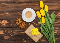 Prezent i żółte tulipany na Dzień Matki