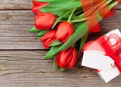 Prezent z bukietem tulipanów
