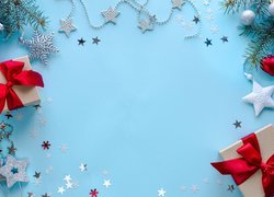 Prezenty i ozdoby świąteczne na niebieskim tle