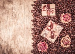 Prezenty i róże na ziarnach kawy
