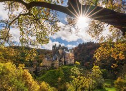 Niemcy, Nadrenia-Palatynat, Gmina Wierschem, Góry Eifel, Zamek Eltz Kotlina, Jesień, Las, Drzewa, Promienie słońca