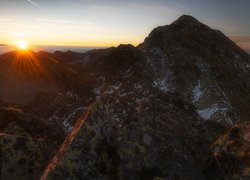 Promienie zachodzącego słońca w górach