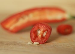 Przekrojone papryczki chili