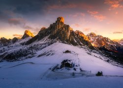 Przełęcz Giau Pass, Zima, Góry, Góra Ra Gusela, Dolomity, Droga, Chmury, Belluno, Włochy