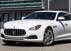 Przód białego Maserati Quattroporte