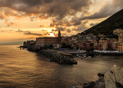 Przystań Nervi na włoskim wybrzeżu w Genui o zachodzie słońca