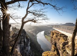 Rzeka Łaba, Skały, Drzewa, Promienie słońca, Punkt widokowy, Basteiaussicht, Park Narodowy Saskiej Szwajcarii, Lochmen, Niemcy