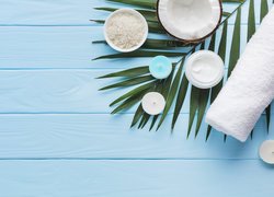 Ręcznik ze świecami obok kokosa i soli