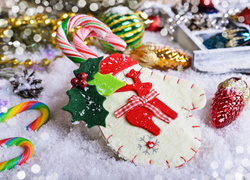 Rękawica z reniferem w świątecznej dekoracji na rozmytym tle