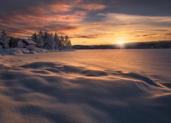 Norwegia, Ringerike, Zima, Dom, Drzewa, Jezioro, Zachód słońca