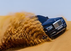 Rolls-Royce Cullinan na piasku