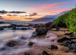 Hawaje, Wyspa Maui, Morze, Zachód słońca, Chmury, Roślinność,  Kamienie