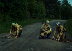 Rosyjscy żołnierze zakładający miny na leśnej drodze