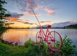 Rower z wędką nad jeziorem