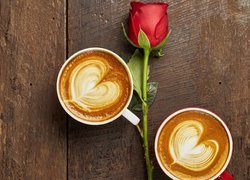 Róża i dwie filiżanki z kawą
