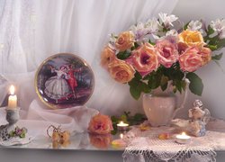 Kompozycja, Bukiet kwiatów, Róże, Alstemerie, Świece, Figurka, Aniołek