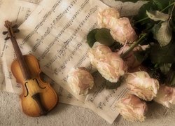 Róże i skrzypce na nutach