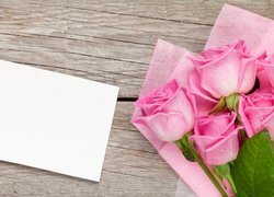 Róże różowe z kartką papieru