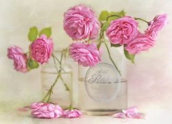 Róże w szklanych naczyniach