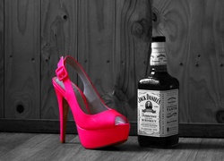 Różowa szpilka i butelka Jacka Danielsa