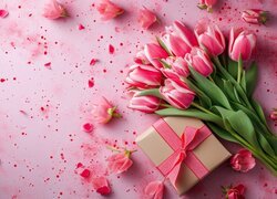 Różowe tulipany i prezent ze wstążką