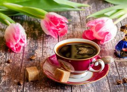 Różowe tulipany obok filiżanki kawy