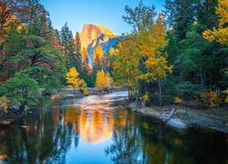 Park Narodowy Yosemite, Góra Half Dome, Rzeka, Merced River, Drzewa, Jesień, Kalifornia, Stany Zjednoczone