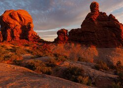 Rozświetlone czerwone formacje skalne w Parku Narodowym Arches