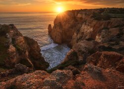 Rozświetlone promieniami słońca skały na wybrzeżu w Algarve