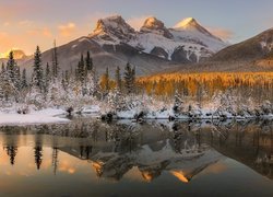 Rozświetlone szczyty Three Sisters w Kanadzie