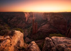 Stany Zjednoczone, Arizona, Kanion, Canyon de Chelly National Monument, Skały, Drzewa, Wschód słońca
