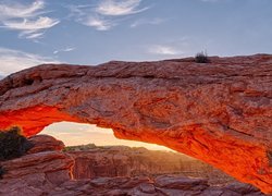 Rozświetlony słońcem łuk skalny w Parku Narodowym Canyonlands