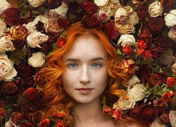 Rudowłosa dziewczyna w kwiatach
