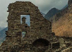 Ruiny budowli w górach