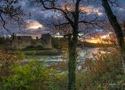 Francja, Bretania, Crehen, Ruiny, Zamek, Chateau du Guildo, Drzewa, Rzeka Arguenon