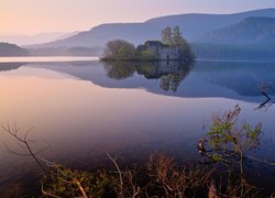 Szkocja, Park Narodowy Cairngorms, Jezioro Loch an Eilein, Zamek Loch an Eilein - Loch An Eilein Castle, Jezioro, Drzewa, Budynek, Ruiny, Mgła, Góry, Ruiny