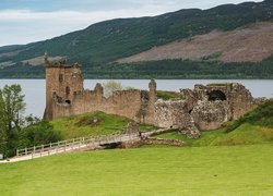 Szkocja, Drumnadrochit, Jezioro Loch Ness, Zamek Urquhart, Ruiny, Droga, Most