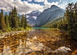 Park Narodowy Jasper, Góry, Góra Mount Edith Cavell, Rzeka Astoria River, Kamienie, Drzewa, Chmury, Alberta, Kanada