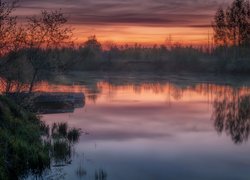 Rzeka Dubna o zachodzie słońca na Łotwie