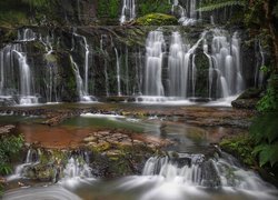 Rzeka i wodospady Purakaunui w Nowej Zelandii