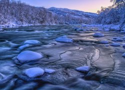 Rzeka Lakselva w Norwegii zimą