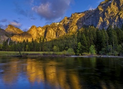 Rzeka Merced i widok na góry w Parku Narodowym Yosemite