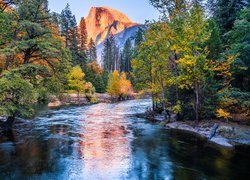 Park Narodowy Yosemite, Góry, Szczyt Half Dome, Rzeka, Merced River, Drzewa, Las, Jesień, Kalifornia, Stany Zjednoczone