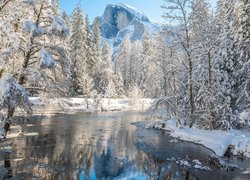 Stany Zjednoczone, Kalifornia, Park Narodowy Yosemite, Góra, Half Dome, Rzeka, Merced River, Zima, Drzewa