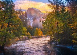 Park Narodowy Yosemite, Góry, Szczyt, Half Dome, Rzeka, Merced River, Drzewa, Las, Jesień, Kalifornia, Stany Zjednoczone