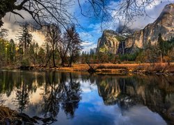 Góry, Rzeka, Merced River, Drzewa, Odbicie, Park Narodowy Yosemite, Kalifornia, Stany Zjednoczone