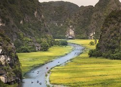 Wietnam, Prowincja Ninh Binh, Rzeka Ngo Dong, Łódki, Góry, Atrakcja turystyczna, Tam Coc Ninh Binh